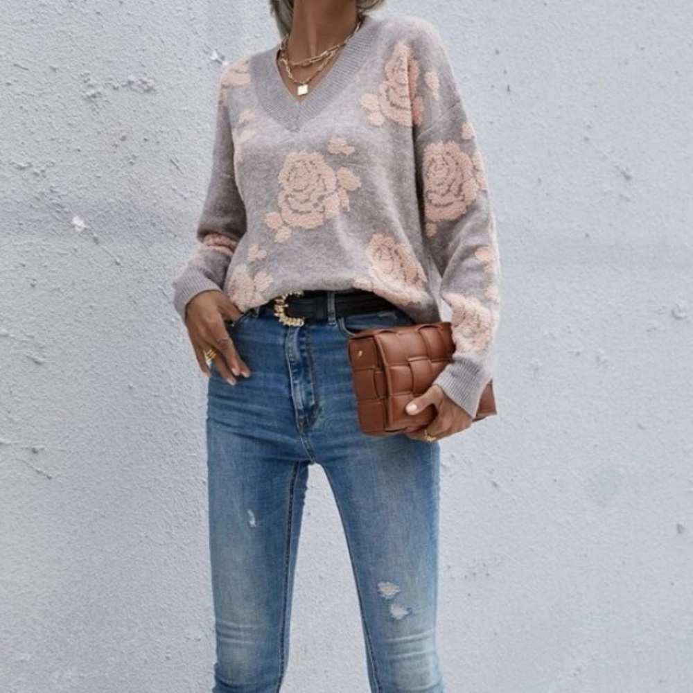 New gray v neck floral print  sweater - Picture 3 of 5